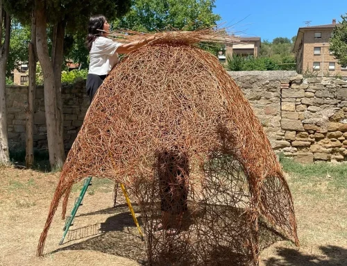 Finaliza en Puente la Reina/Gares la creación colectiva de “Eguzkilore aterpea”, la gran obra participativa de Idoia Cuesta